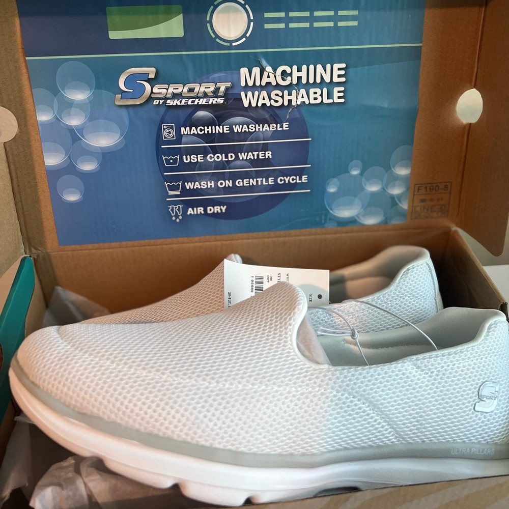 NWT SKETCHERS WHITE SIZE 9